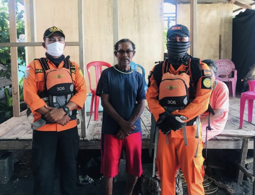  Korban Zeth Makangiras tengah bersama anggota Basarnas yang selamat saat hilang selama 3 hari saat melaut