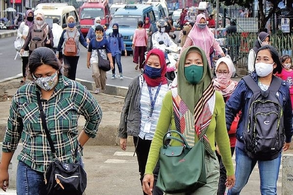 Pejalan kaki memakai masker saat melintas di kawasan Pasar Minggu, Jakarta, kemarin.