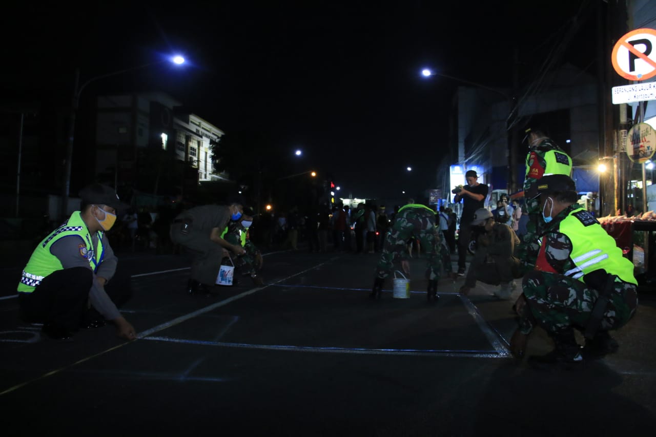 Gugus Tugas Percepatan Penanganan Covid-19 Karawang melakukan persiapan di Pasar Baru untuk menjadi pasar physical distancing