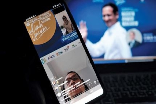 Direktur Pemberitaan Media Indonesia Usman Kansong - Mendikbud Nadiem Anwar Makarim saat live Instagram Media Indonesia Menuju Kuliah Umum 