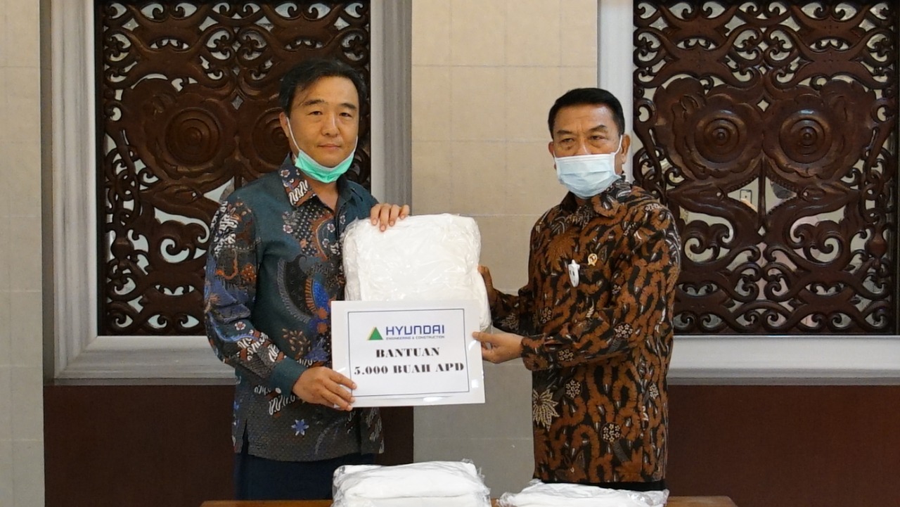 Kepala Staf Presiden Moeldoko menerima bantuan simbolis 5.000 APD dari Chief Representasi Hyundai Engineering, Paik Song Hyun.