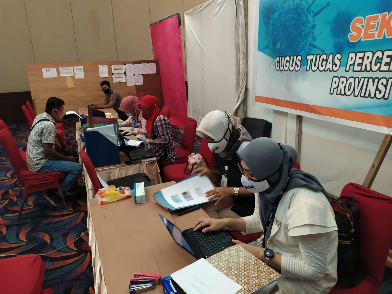 Warga Maluku Utara sedang mengurus surat sehat. Warga Maluku Utara wajib rapid test dan memiliki surat keterangan sehat apabila keluar kota.