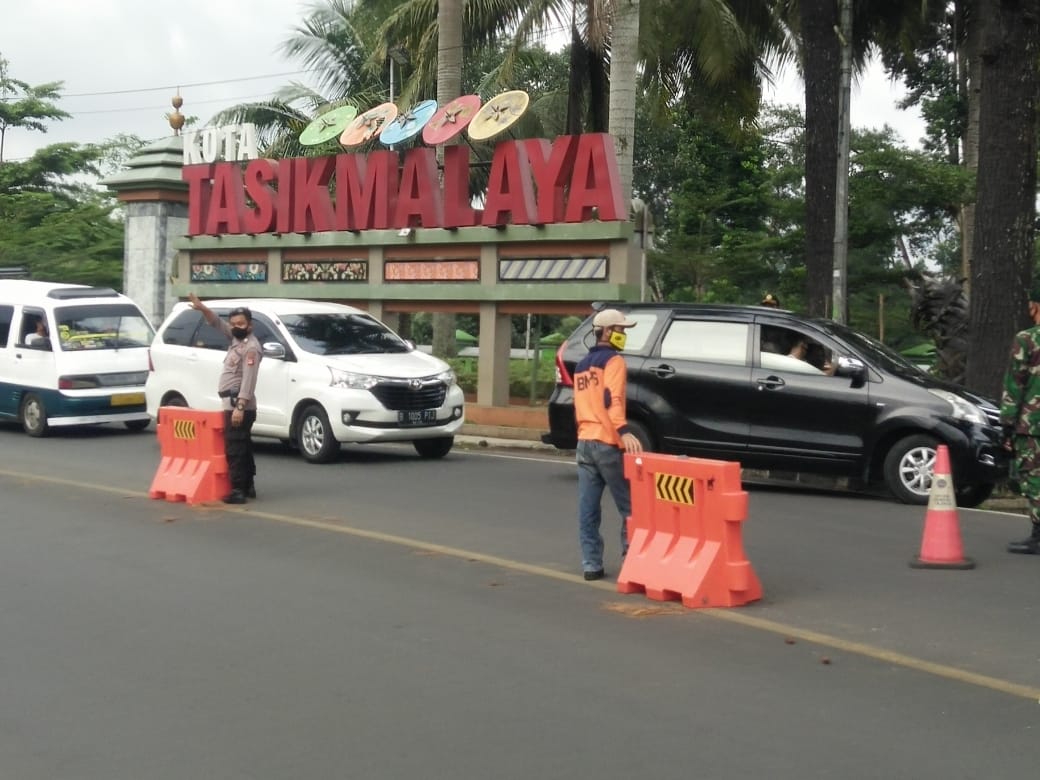 Aparat keamanan meminta semua kendaraan dari arah Jawa Tengah harus putar balik apabila tidak punya surat izin masuk Jakarta.