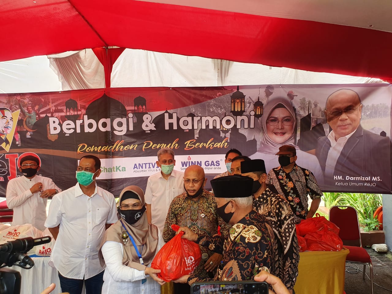 ReJO dan putrir Wapres KH Ma'ruf Amin berbagi sembako bagi warga terdampak Covid-19 di Tangsel.