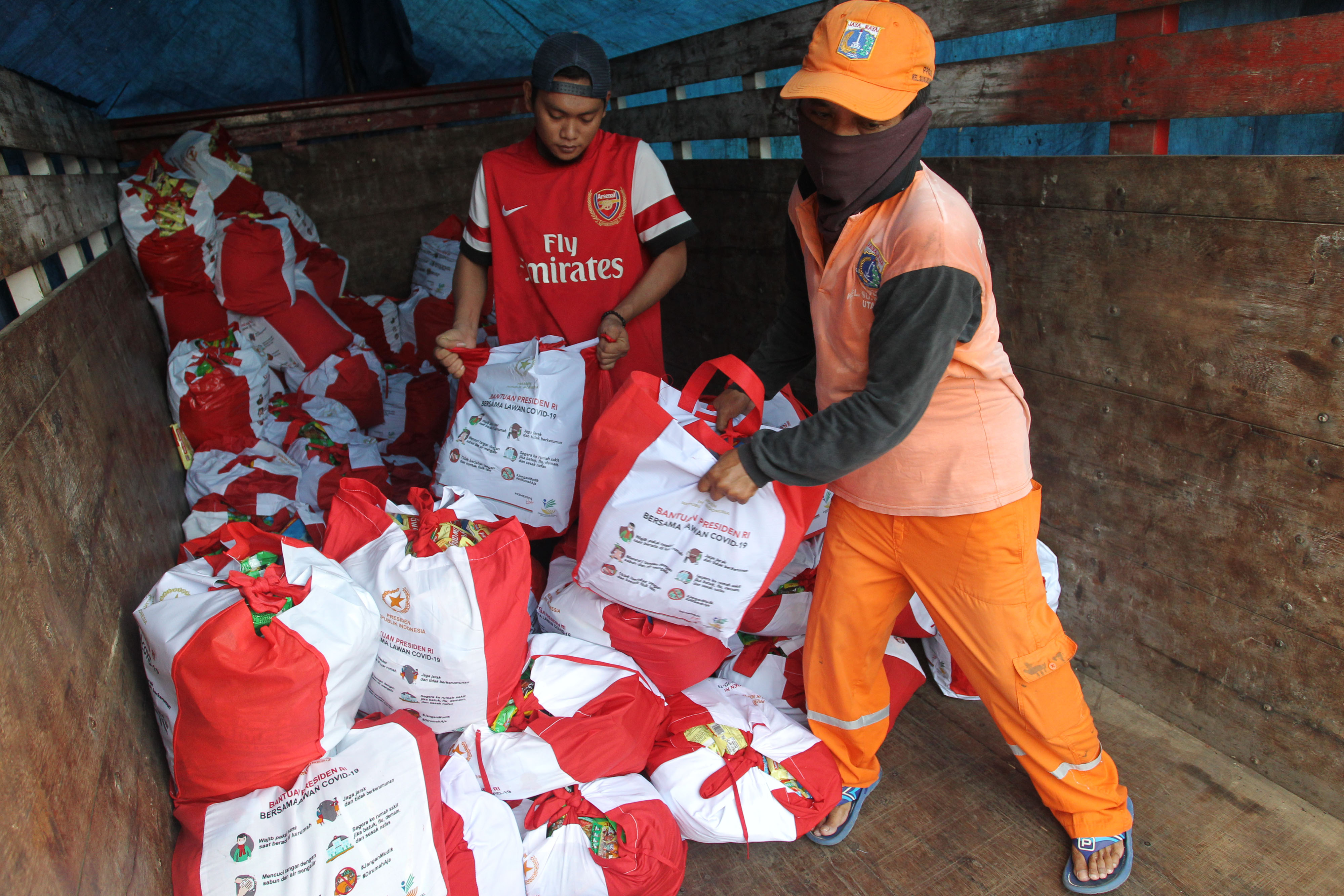 Penyaluran berbagai macam program jaring pengaman sosial selama pandemi Covid-19 harus dilakukan secara adil dan tepat sasaran. 