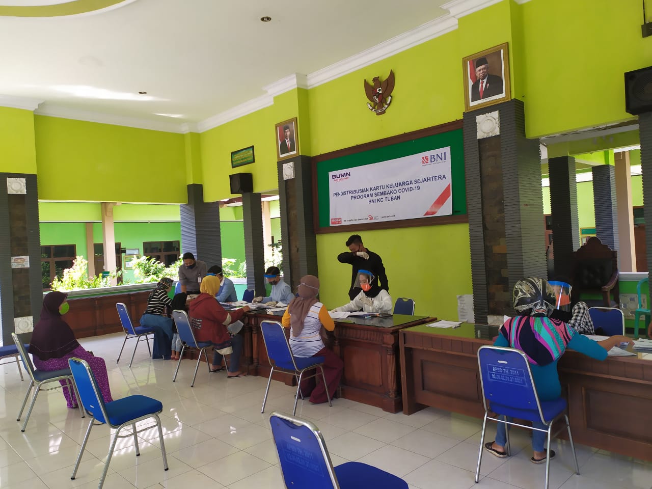 Pemkab Tuban Bagikan Kartu Bansos Covid-19 