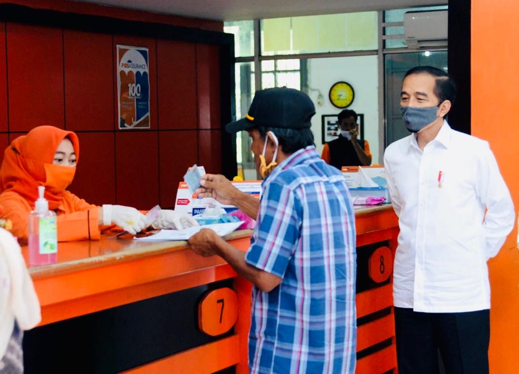 Presiden Joko Widodo meninjau penyerahan bantuan tunai kepada masyarakat di Kantor Pos Kota Bogor.