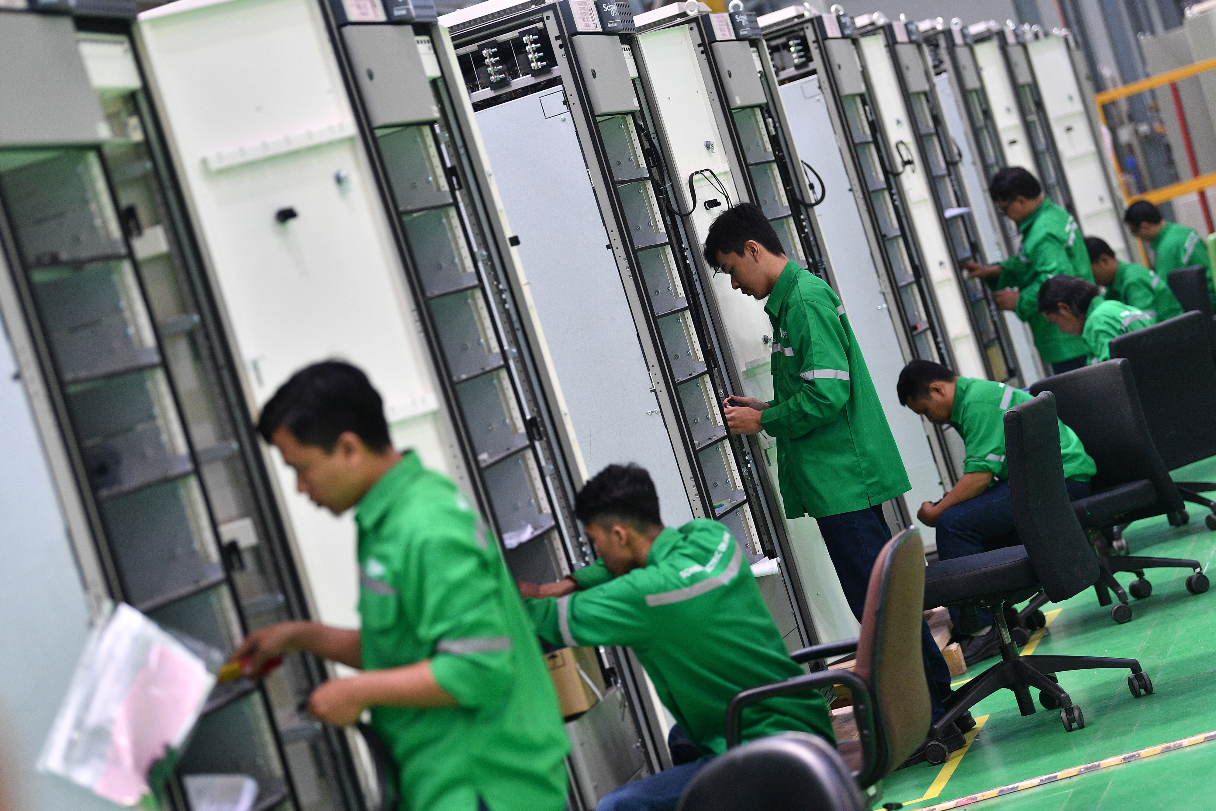 Pekerja merakit panel listrik yang diproduksi Schneider Electric Indonesia.