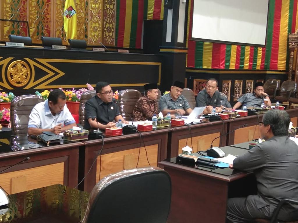 Rapat Paripurna Laporan Keterangan Petanggungjawaban (LKPj) Wali Kota Pekanbaru diwarnai aksi walkout 27 anggota DPRD Riau.