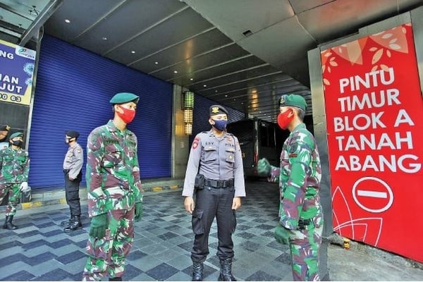 Anggota TNI dan Polri berjaga di depan pusat grosir Pasar Tanah Abang, Jakarta Pusat, kemarin.