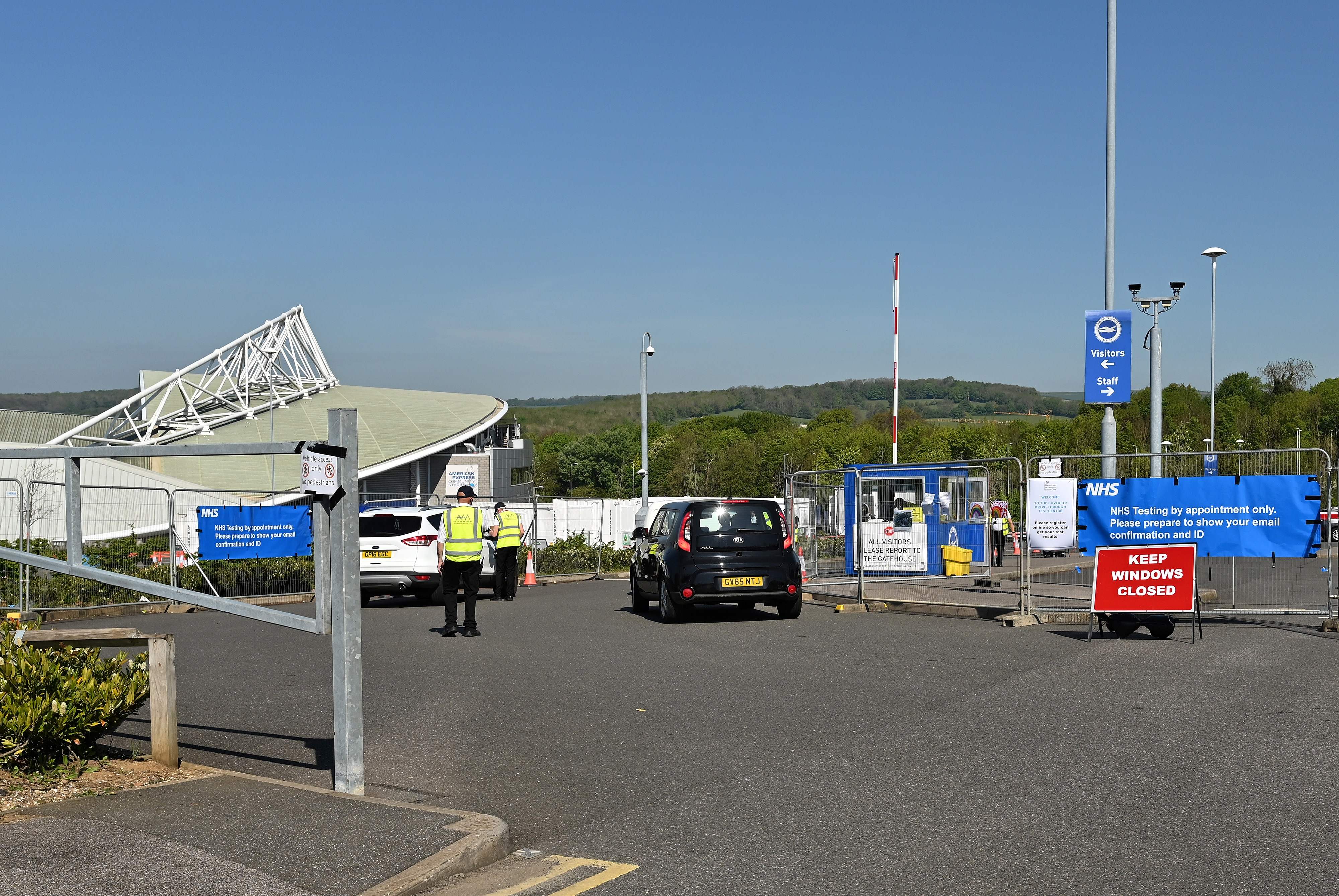 Petugas kesehatan Inggris siap melakukan rapid test covid-19 di markas tim sepak bola Liga Primer Brighton & Hove Albion, Brighton.