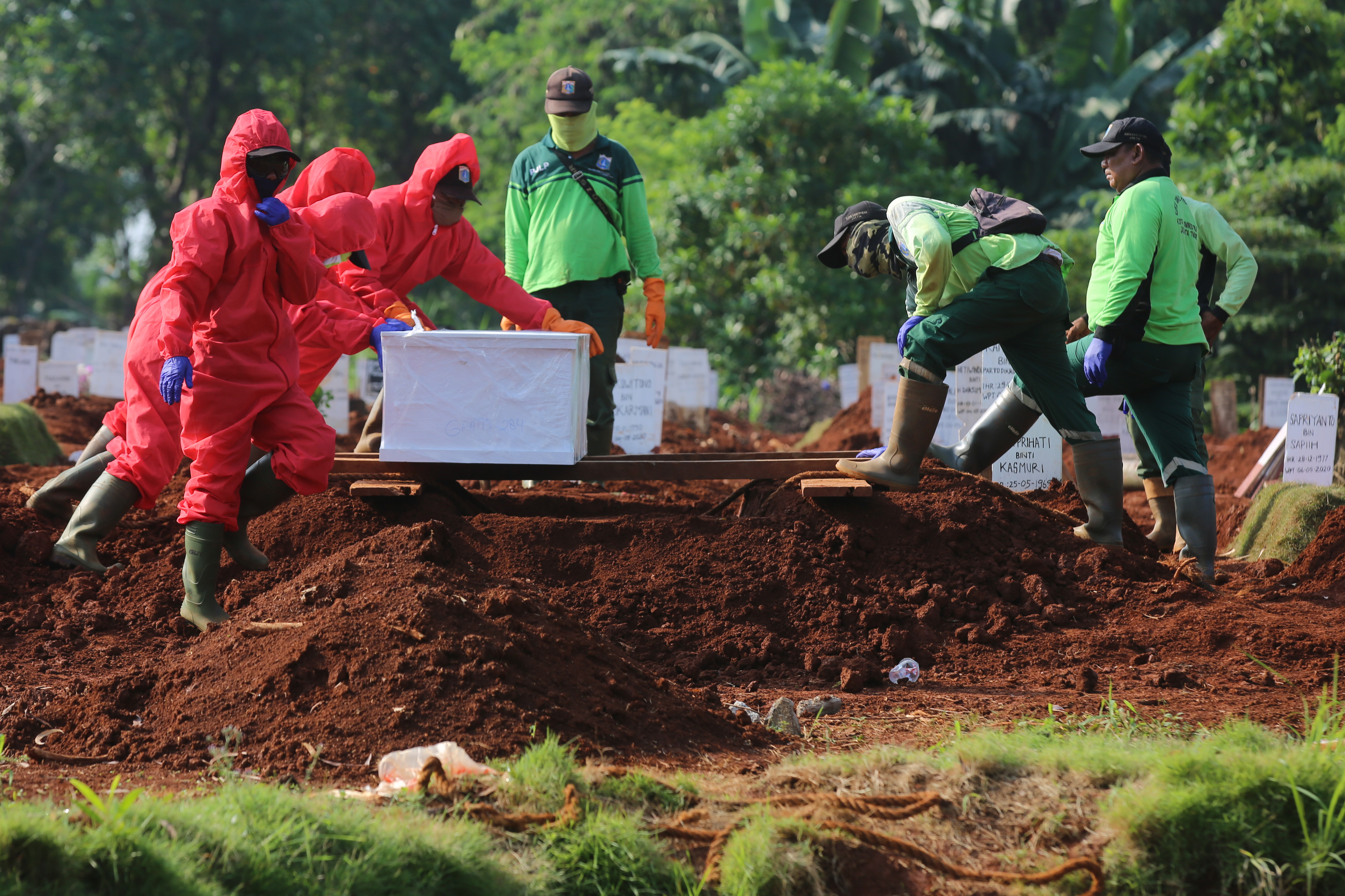 Pemakaman jenazah covid-19 di TPU Pondok Ranggon Jakarta