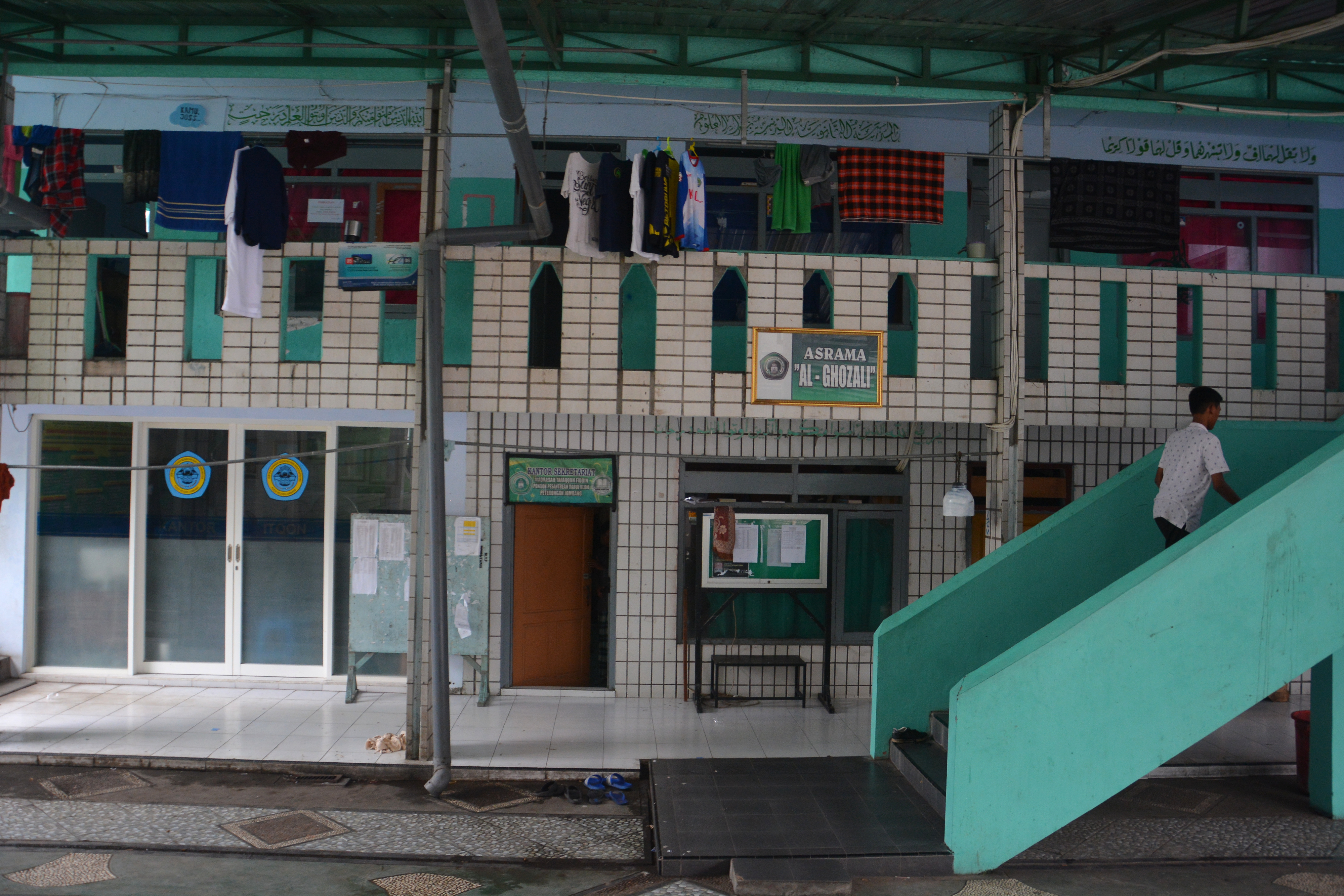 Santri berada di asrama Pondok Pesantren Darul Ulum Rejoso, Kecamatan Peterongan, Kabupaten Jombang, Jawa Timur.