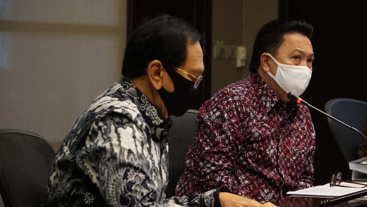 Presiden Direktur Adaro Energy Tbk Garilbadi Thohir (kanan).