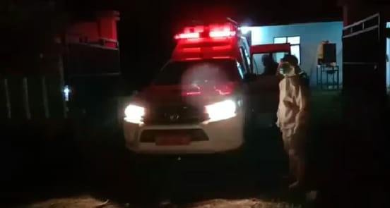 Petugas kesehatan membawa 9 pasien positif covid-19 ke rumah sakit rujukan RS Komodo Labuan Bajo dan RS Siloam, Rabu (13/5/2020).