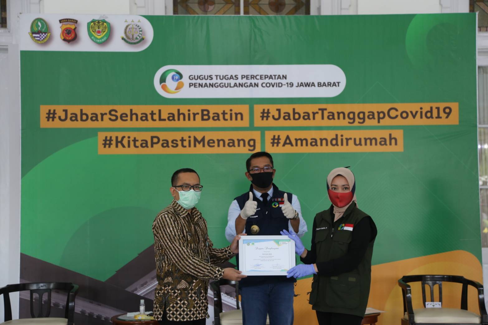 Secara simbolis bantuan diterima langsung oleh Ketua Umum Jabar Bergerak Atalia Praratya Kamil dan Gubernur Jawa Barat Ridwan Kamil. 