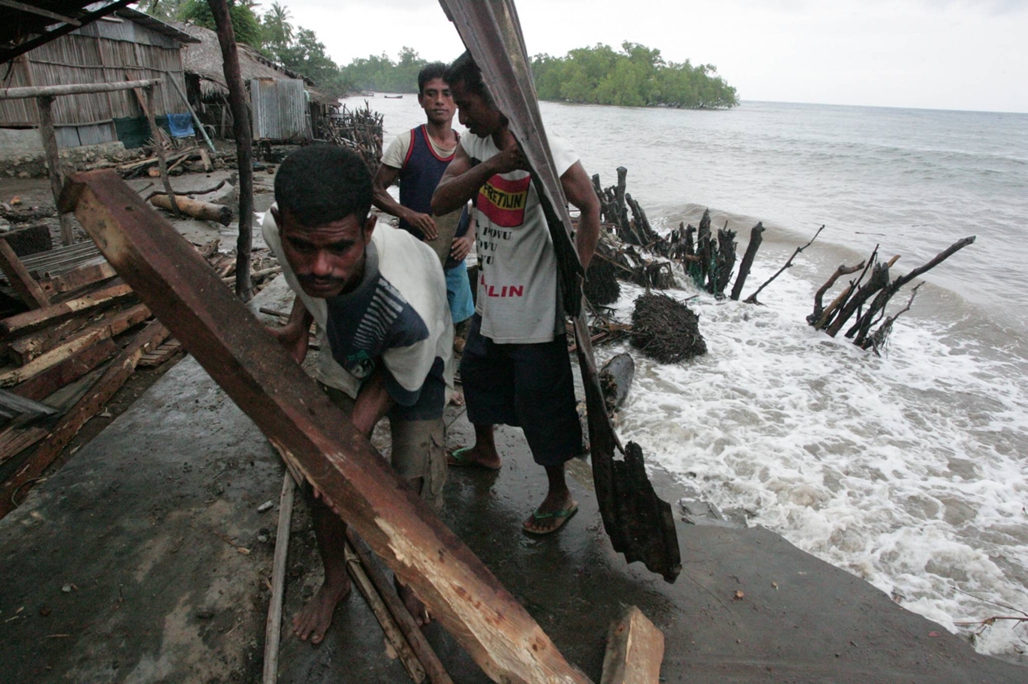 Gelombang laut tinggi di NTT