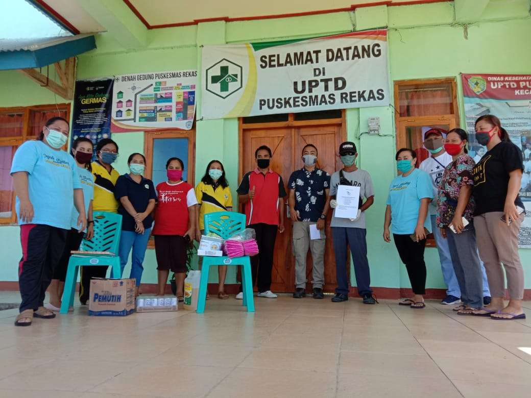 Komunitas Labuanbajo Peduli mendistribusikan donas APD ke Puskesmas Rekas, Manggarai Barat, Kamis (7/5/2020).