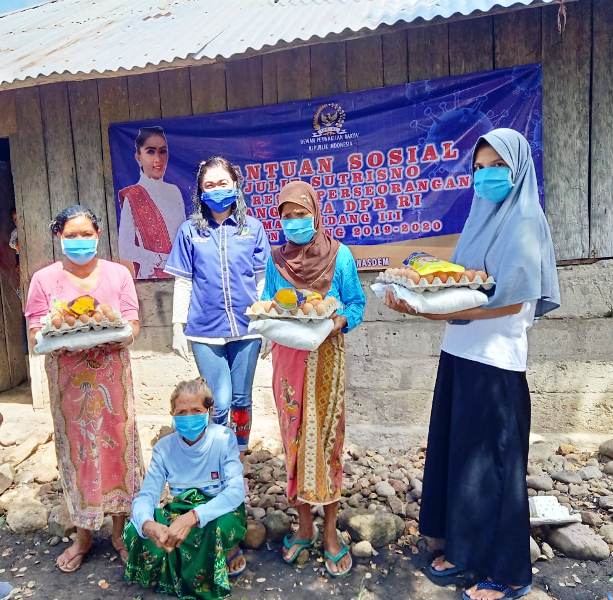 Partai NasDem menyalurkan bantuan 3.700 paket sembako dan 1.400 paket ikan segar bagi warga terdampak covid-19.