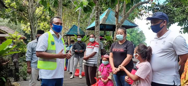 Bupati Raja Ampat, Abdul Faris Umlati saat melepas 12 pasien covid-19 yang sembuh untuk pulang ke rumah, Rabu (27/5/2020).