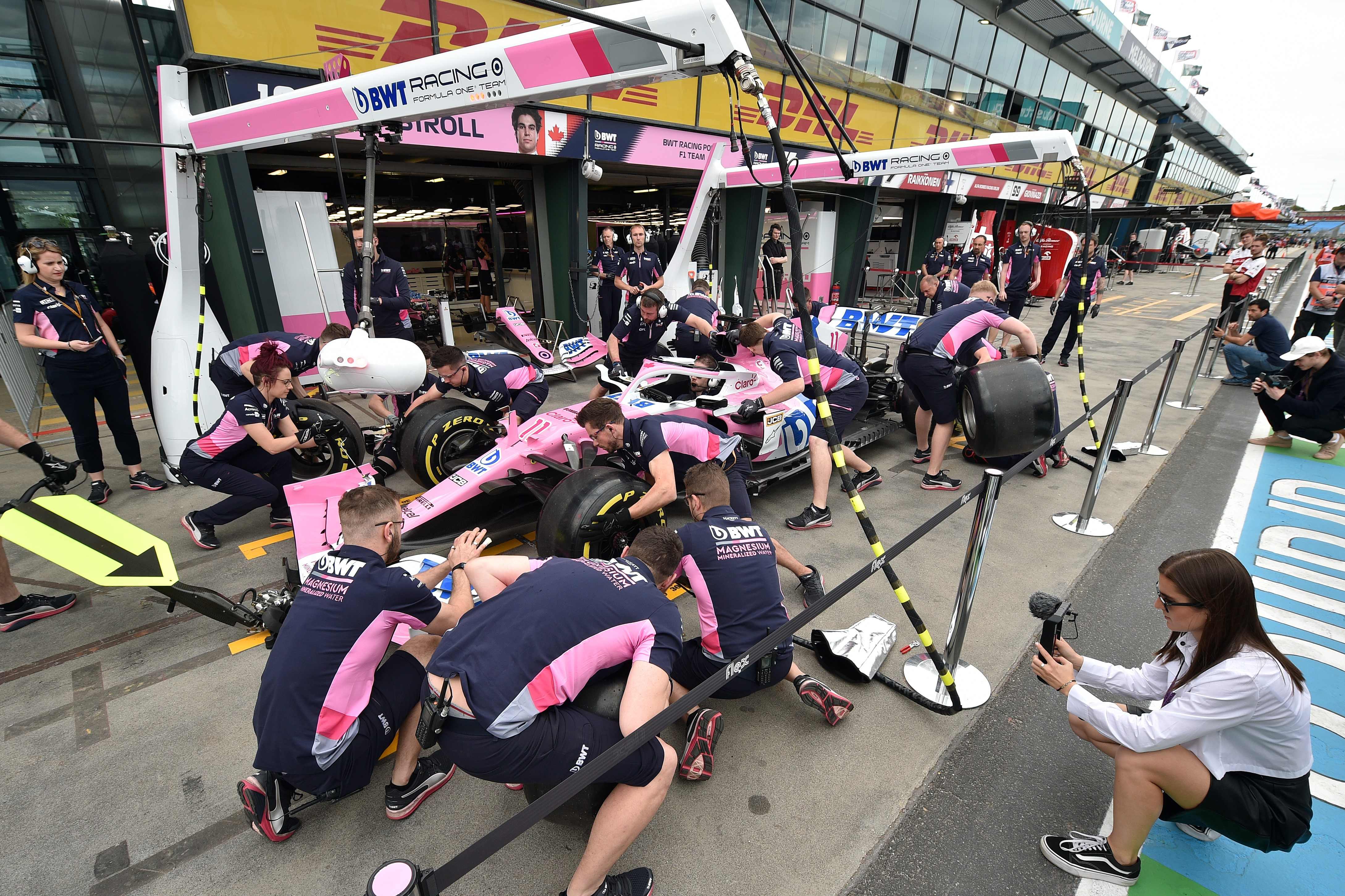 Tim Racing Point berlatih pitstop menjelang GP Australia yang akhirnya dibatalkan.