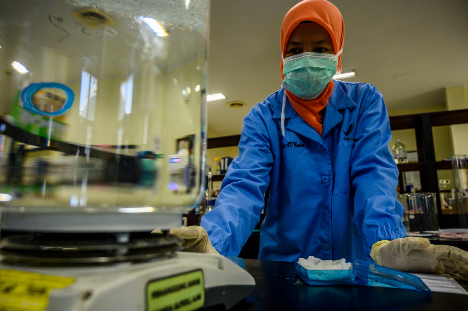 Seorang karyawan Balai Pengawasan Obat dan Makanan (BPOM) Palu mengolah bahan kimia untuk dibuat cairan disinfektan di Palu, Sulawesi Tengah