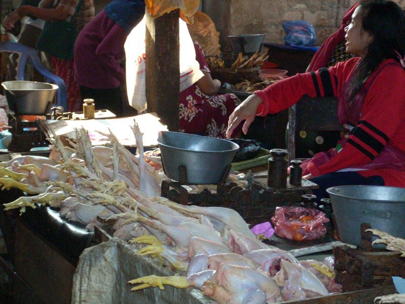 Sejumlah pedagang daging ayam di pasar tradisional Kabuptan Tuban, Jawa Timur.