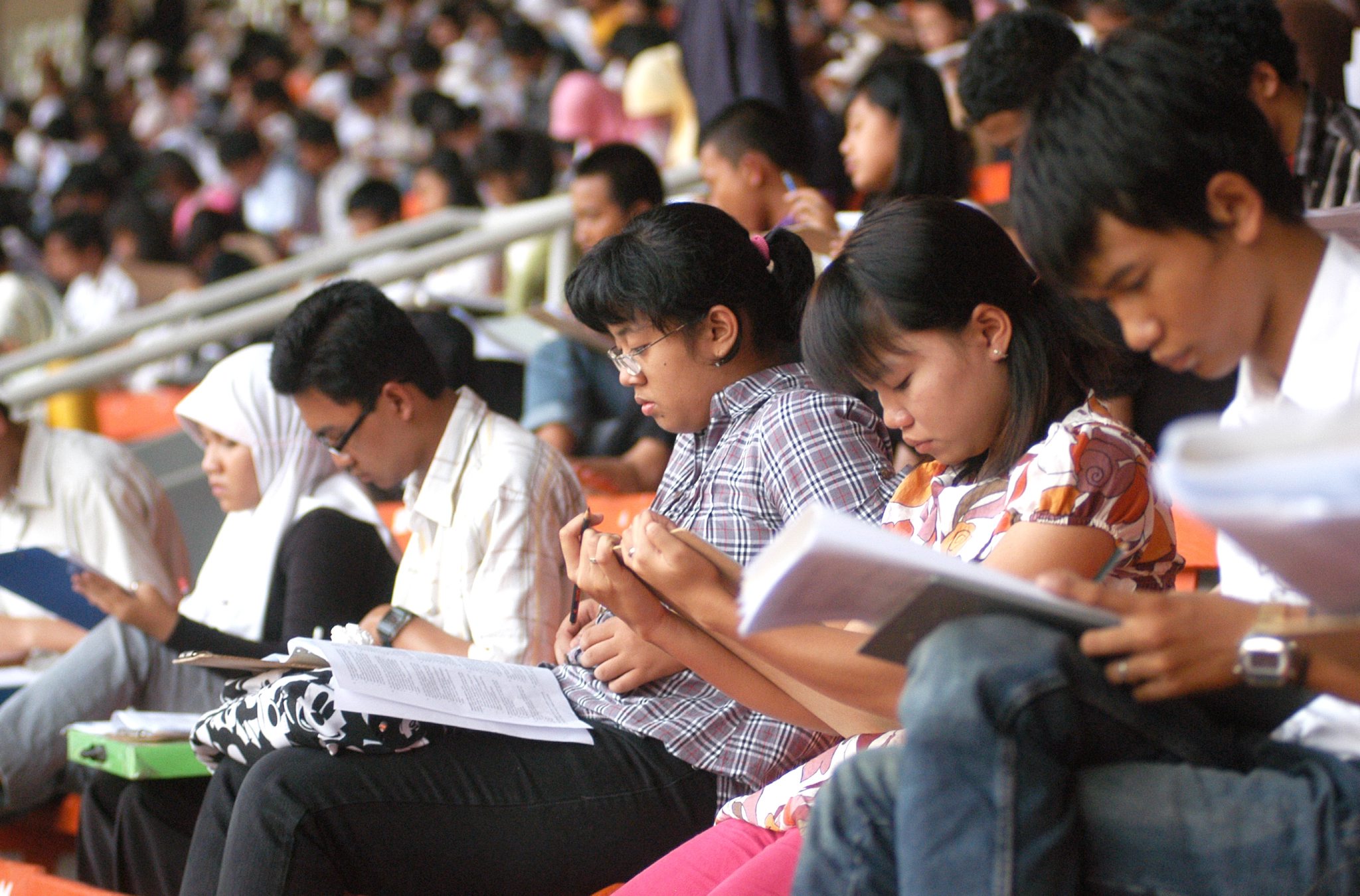 Ribuan siswa mengikuti ujian masuk Sekolah Tinggi Akuntansi Negara ( STAN), di Gelora Bung Karno, Jakarta