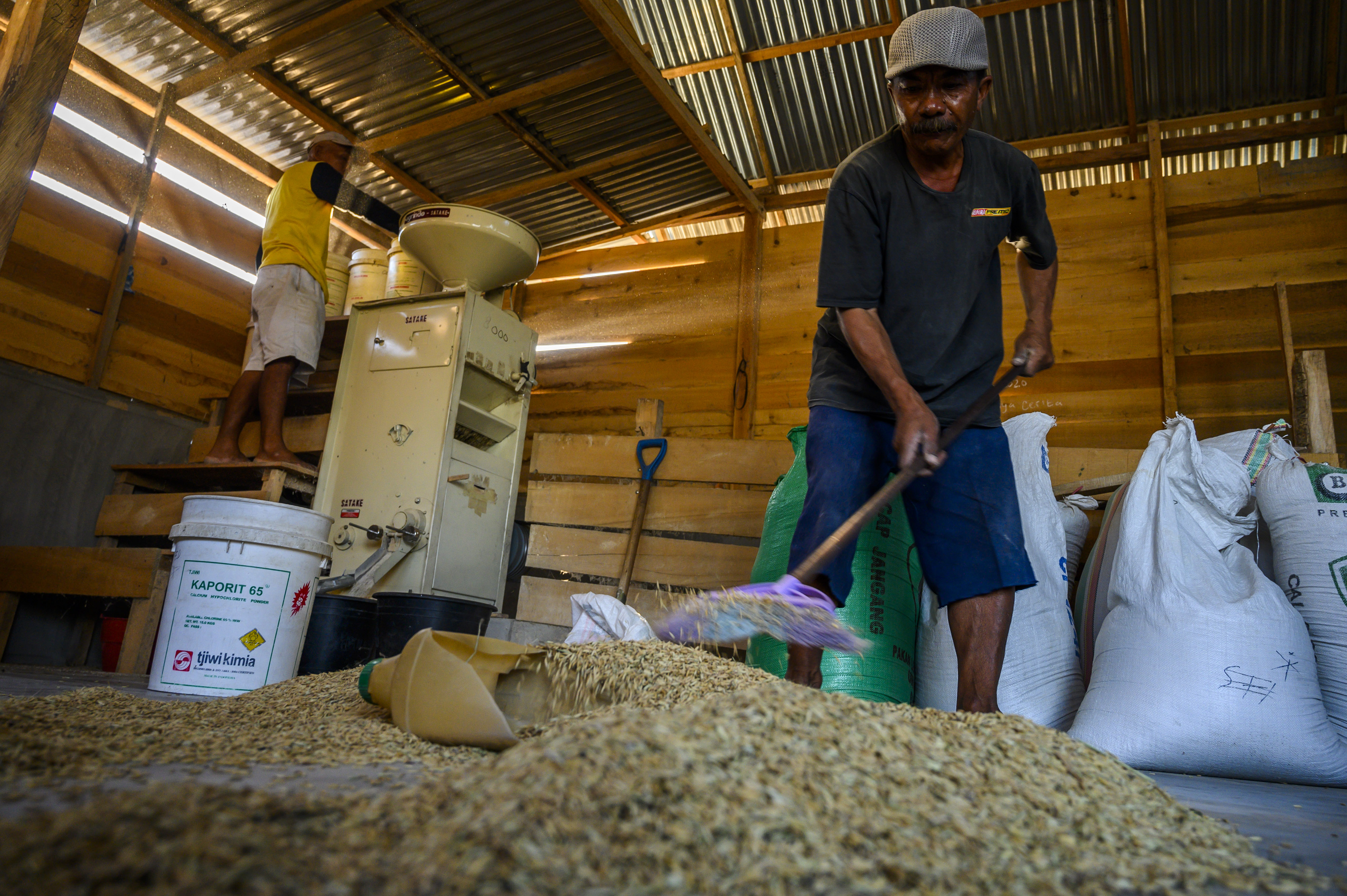 Aktivitas penggilingan padi di wilayah Desa Porame, Sulawesi Tengah.