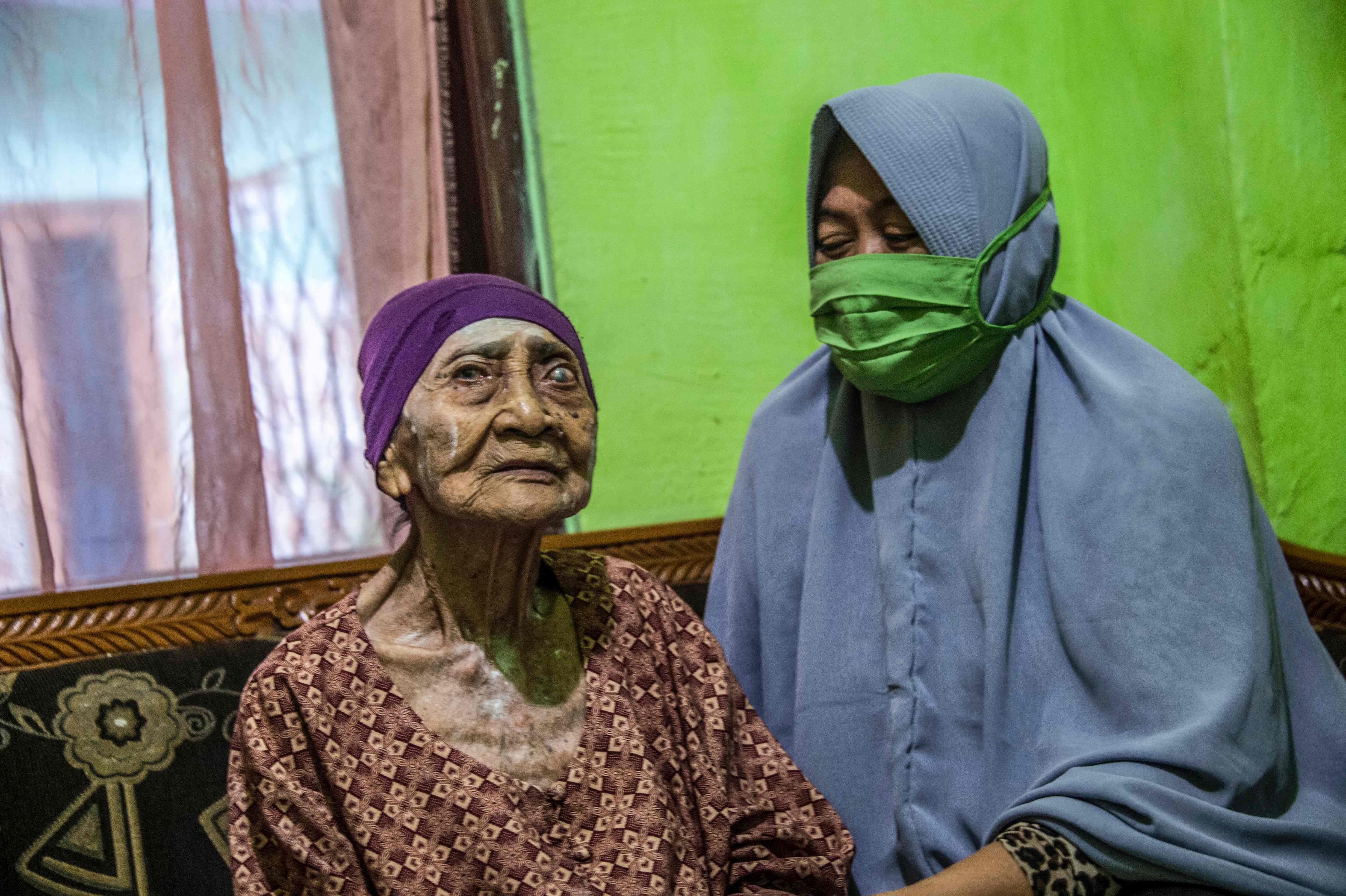 Kamtim, ibu berusia 100 tahun yang berhasil semuh dari covid-19, ditemani anaknya Siti Aminah