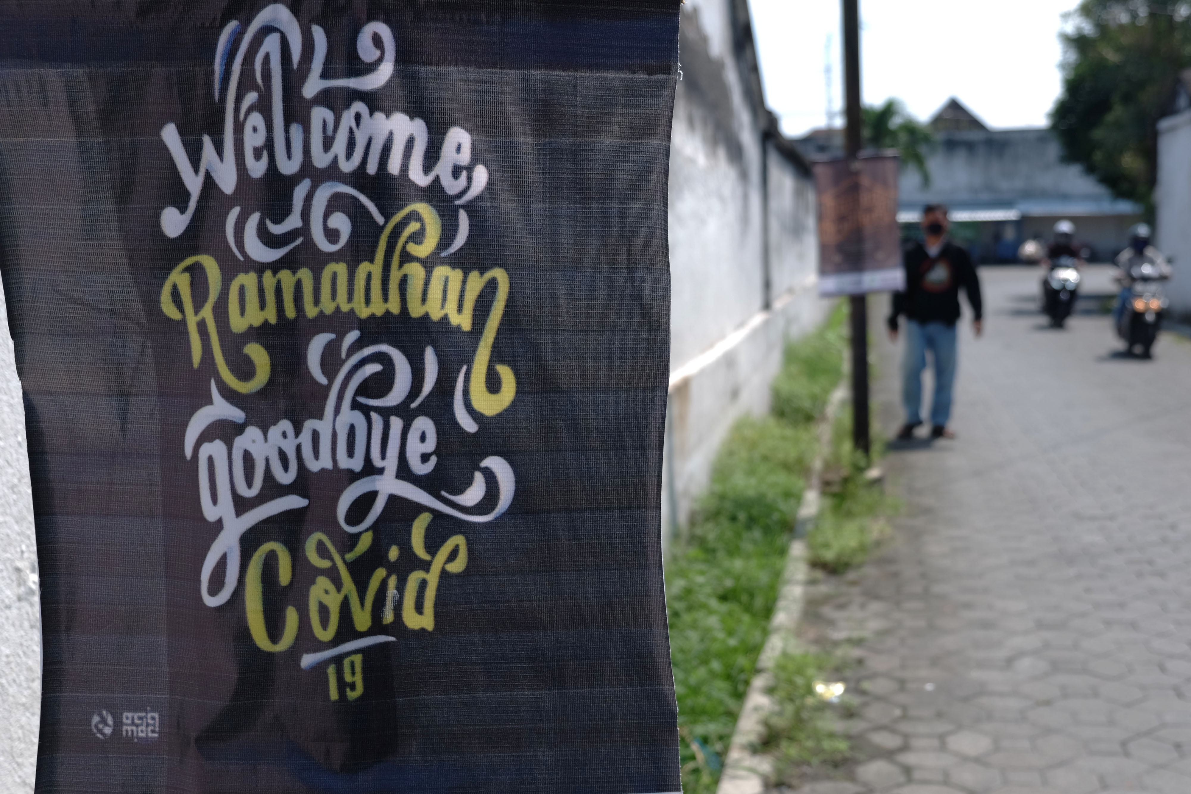 Poster tentang Ramadan dan covid-19 di kawasan Keraton Kasunanan Surakarta Hadiningrat, Solo, Jawa Tengah, Kamis (30/4).