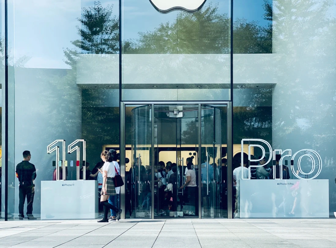 Apple secara bertahap telah membuka gerainya di Eropa, Amerika Serikat, Tiongkok, dan Korea Selatan.