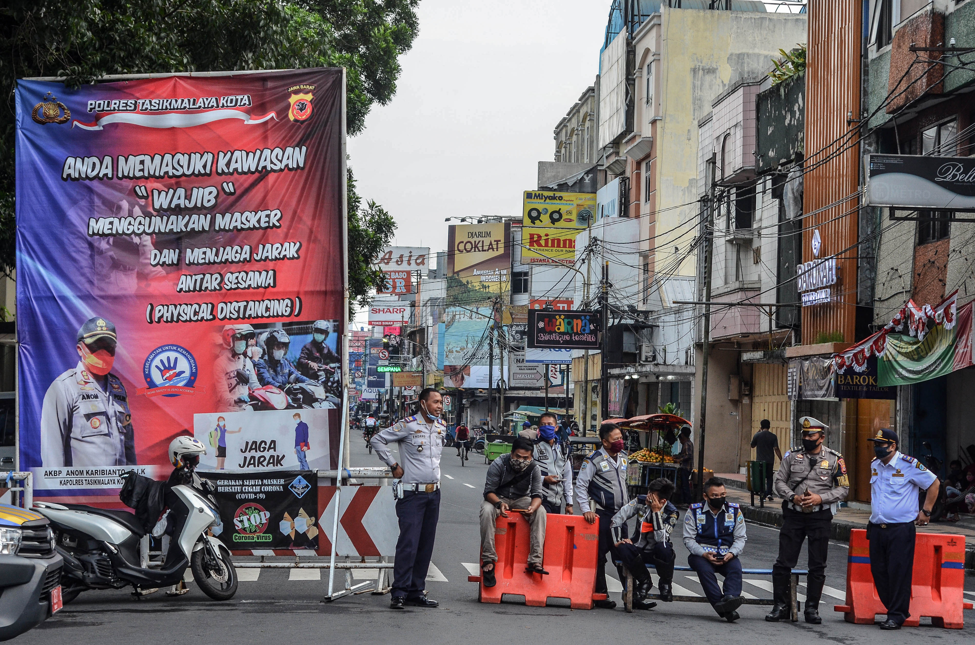  Polisi dan petugas Dishub Kota Tasikmalaya berjaga di Jalan Hz Mustofa, Kota Tasikmalaya yang ditutup sementara, Selasa (28/4) lalu. 