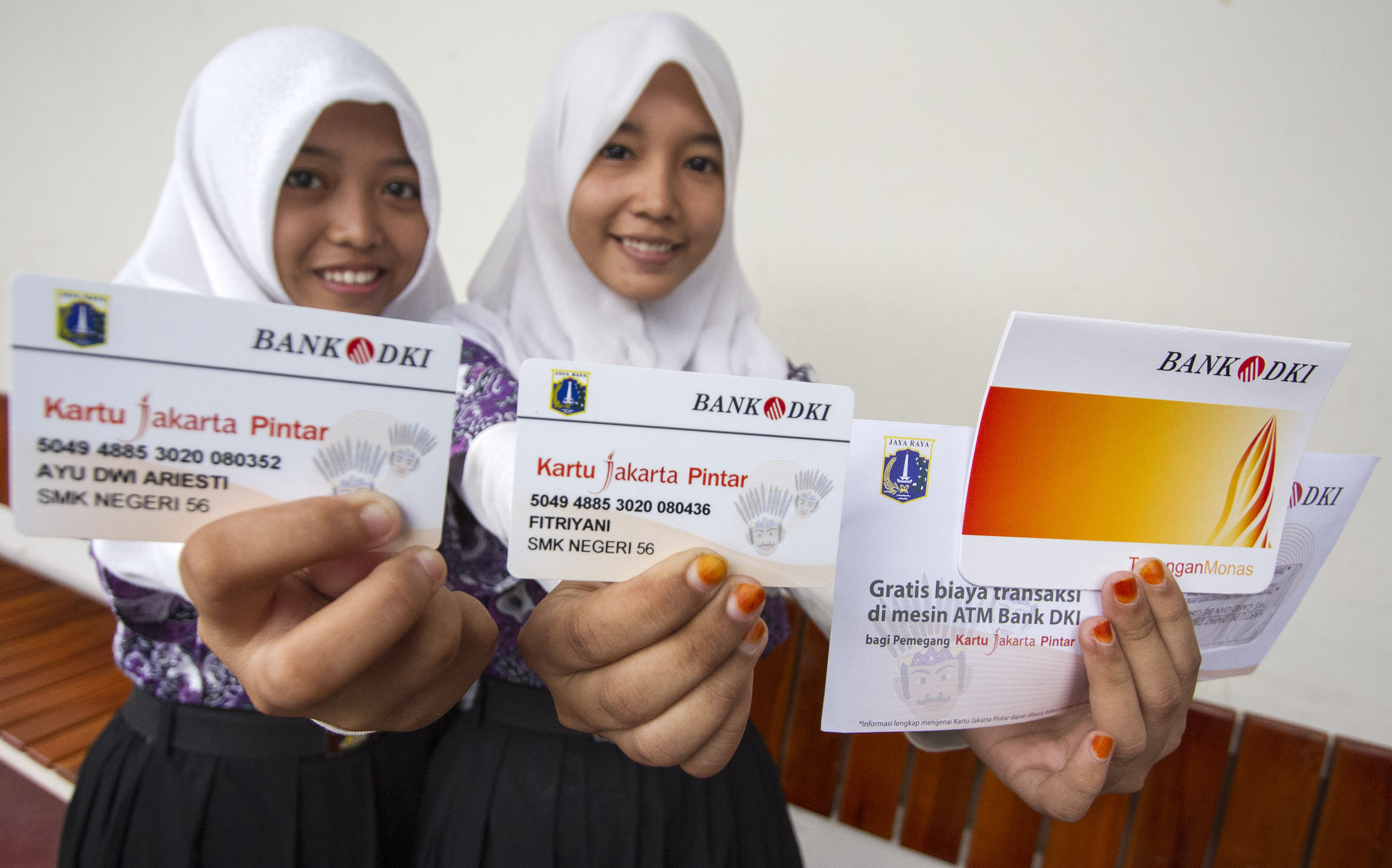  Siswi menunjukan Kartu Jakarta Pintar usai menerimanya di SMK 56 Pluit, Jakarta. 
