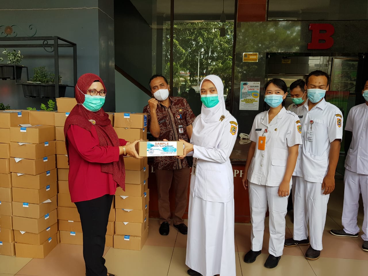 Tenaga kesehatan di Kota Semarang mendapat bantuan extra fooding produk olahan ikan dari PT Aquafarms Nusantara dan RSI