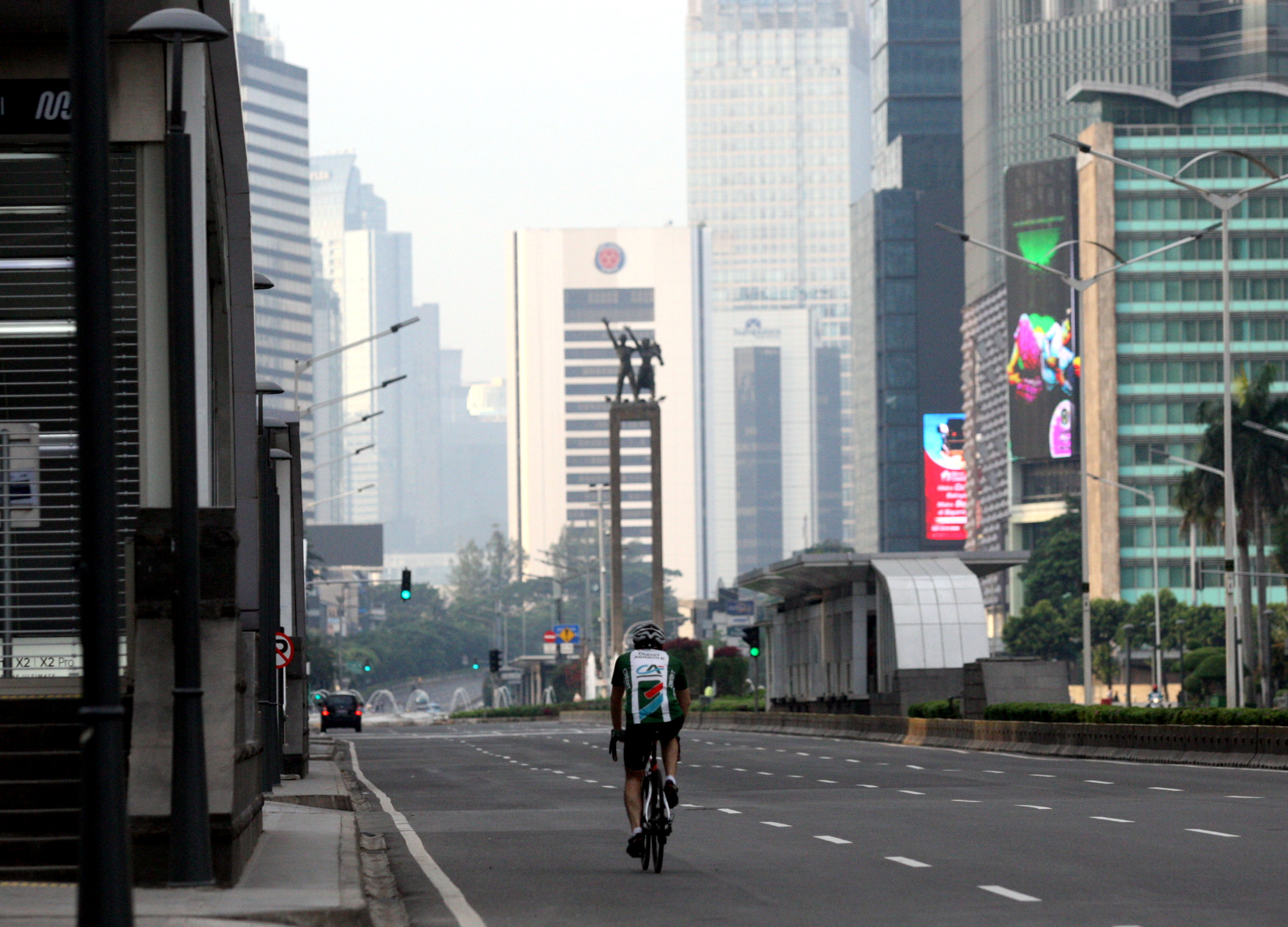 Pesepeda melintas di jalan Thamrin-Sudirman, Jakarta, Kamis (7/5). 