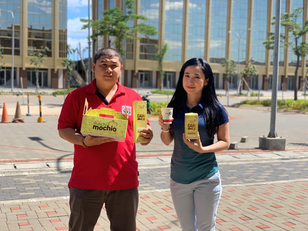 Mochimochio memberikan donasi kue mochi dan paket makanan ke warga terdampak covid-19