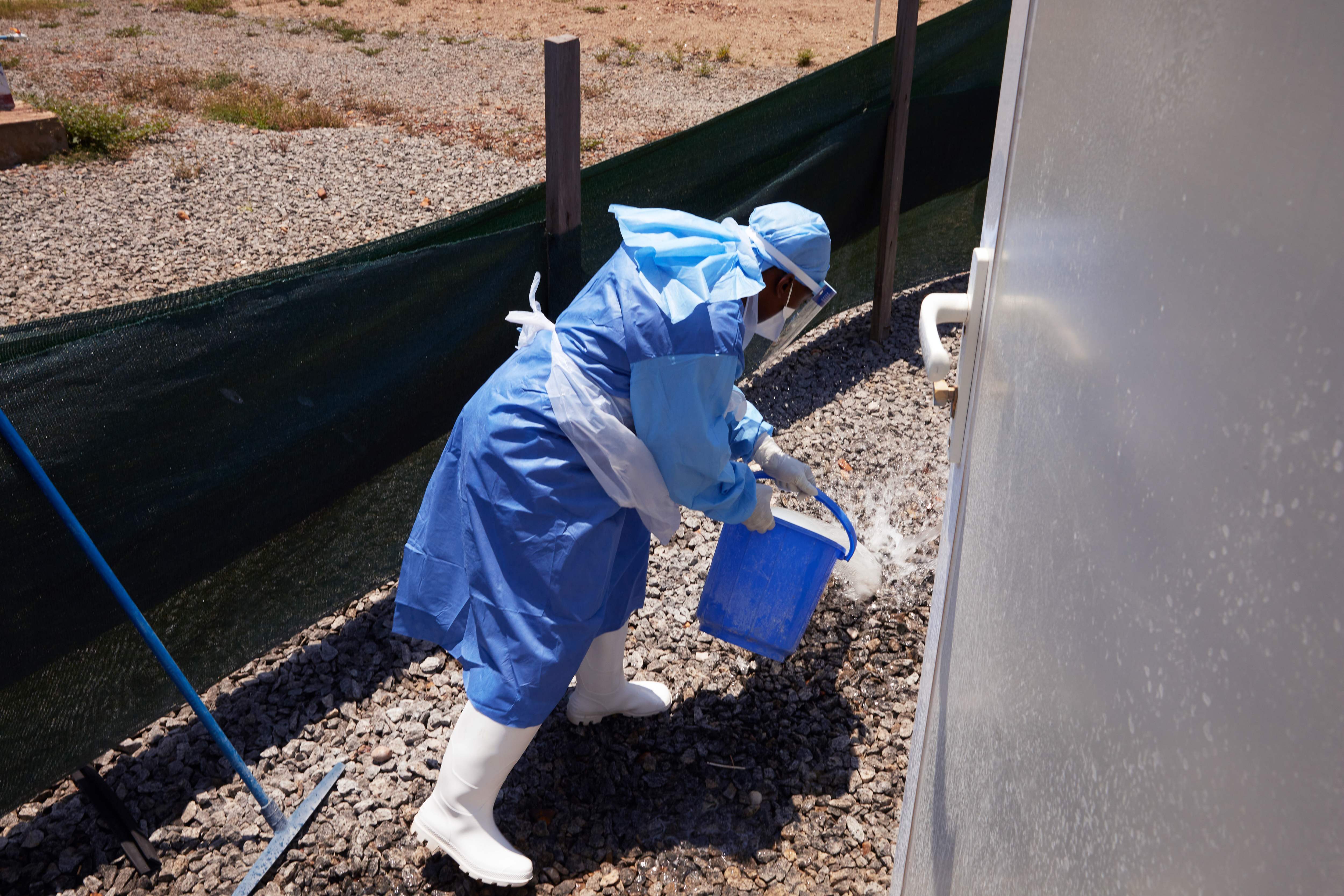 eorang dokter Korps Medis Internasional membuang air yang diklorinasi di bangsal isolasi unit penyakit menular departemen kesehatan di Juba.