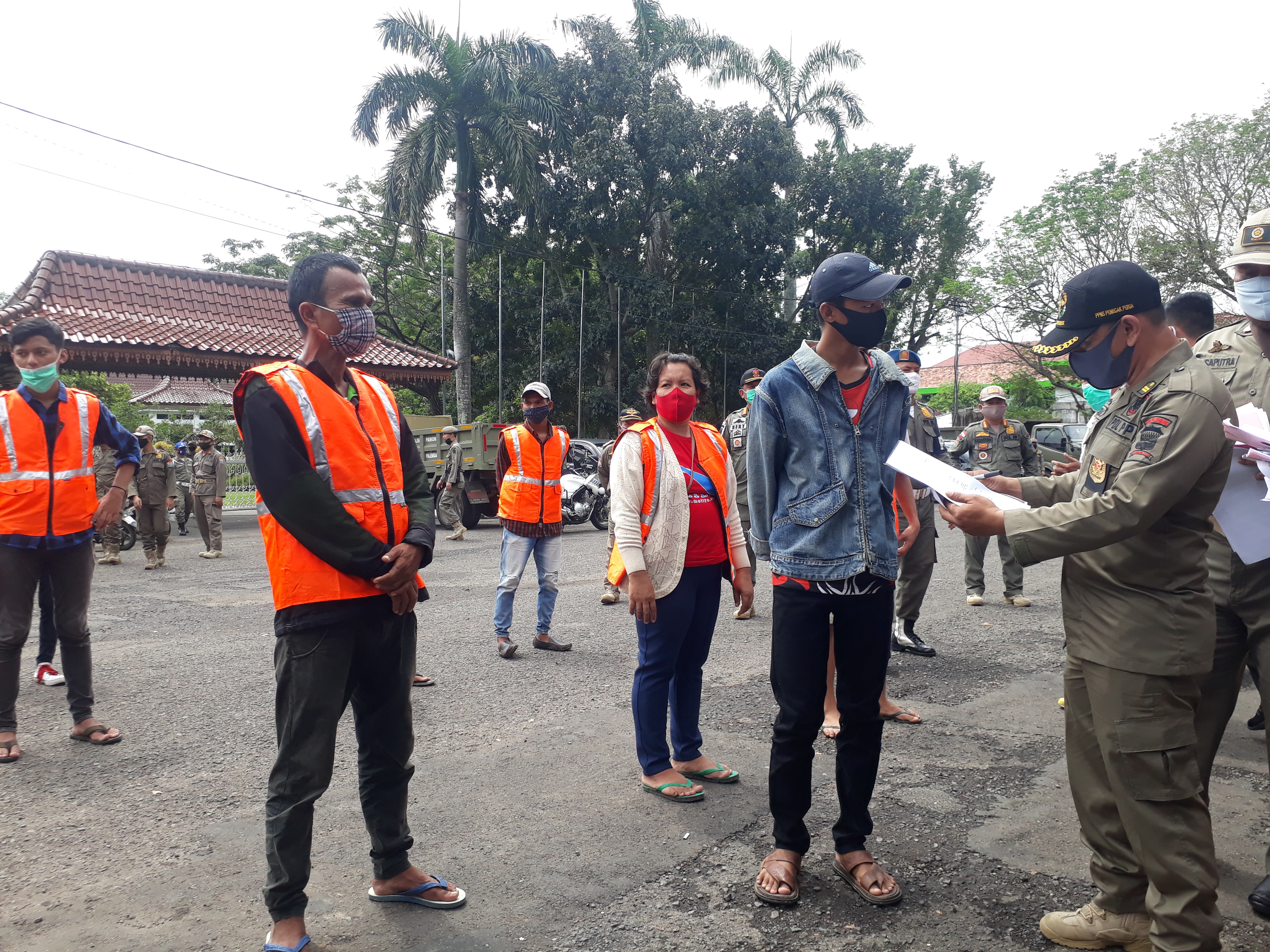 Petugas mendata para pelanggar PSBB di posko penindakan Satpol PP Kota Palembang di kawasan car free day, Jalan Tasik, Palembang, kemarin.