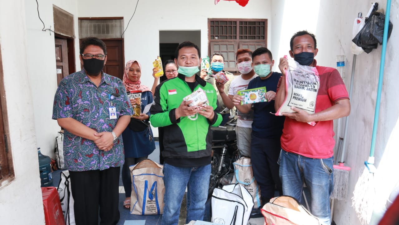 Warga Jatim di Jabodetabek menerima bantuan dari Pemprov Jatim. 