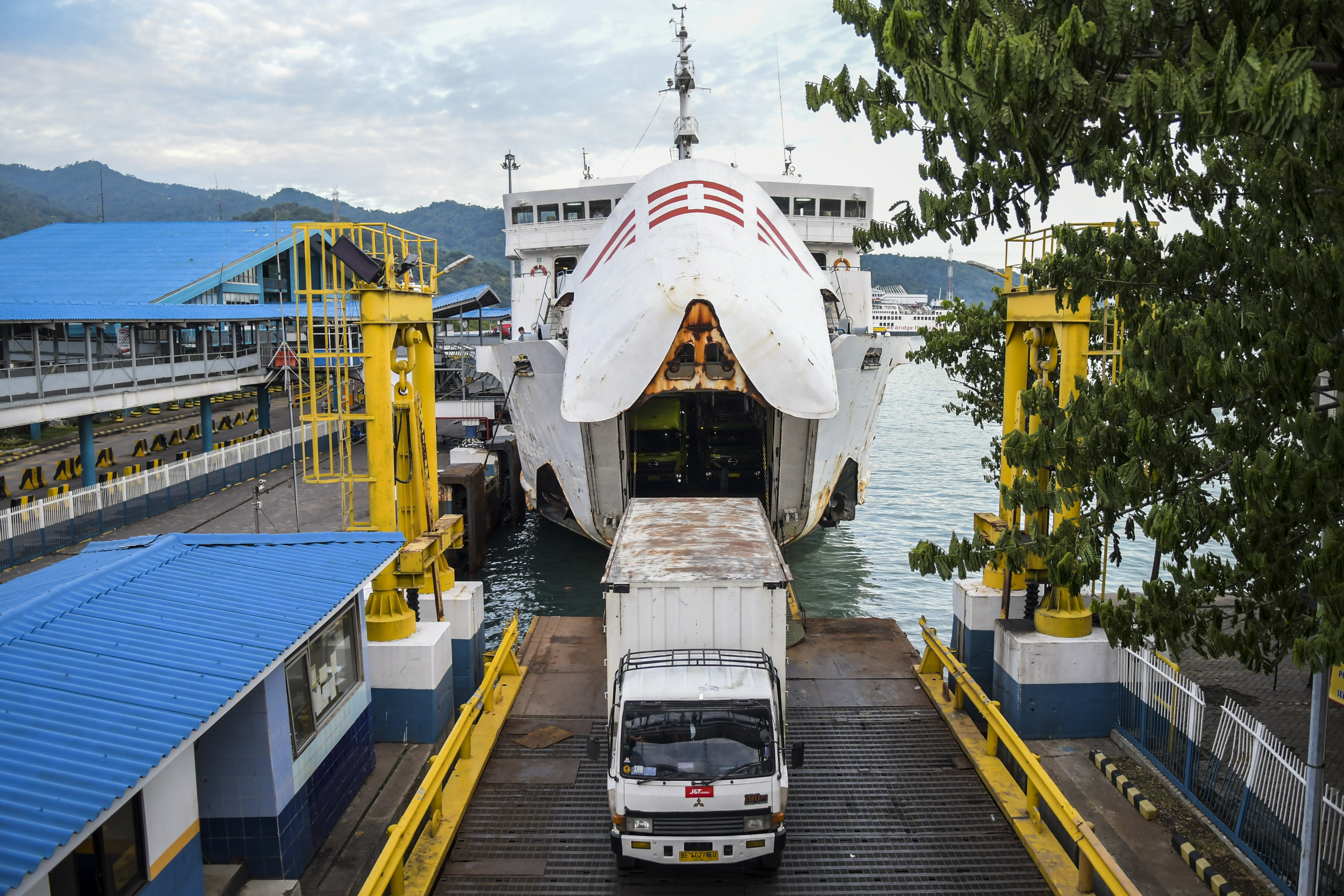 Kendaraan logistik dari Pelabuhan Bakauheni tiba di Pelabuhan Merak, Banten, Kamis (21/5/2020).