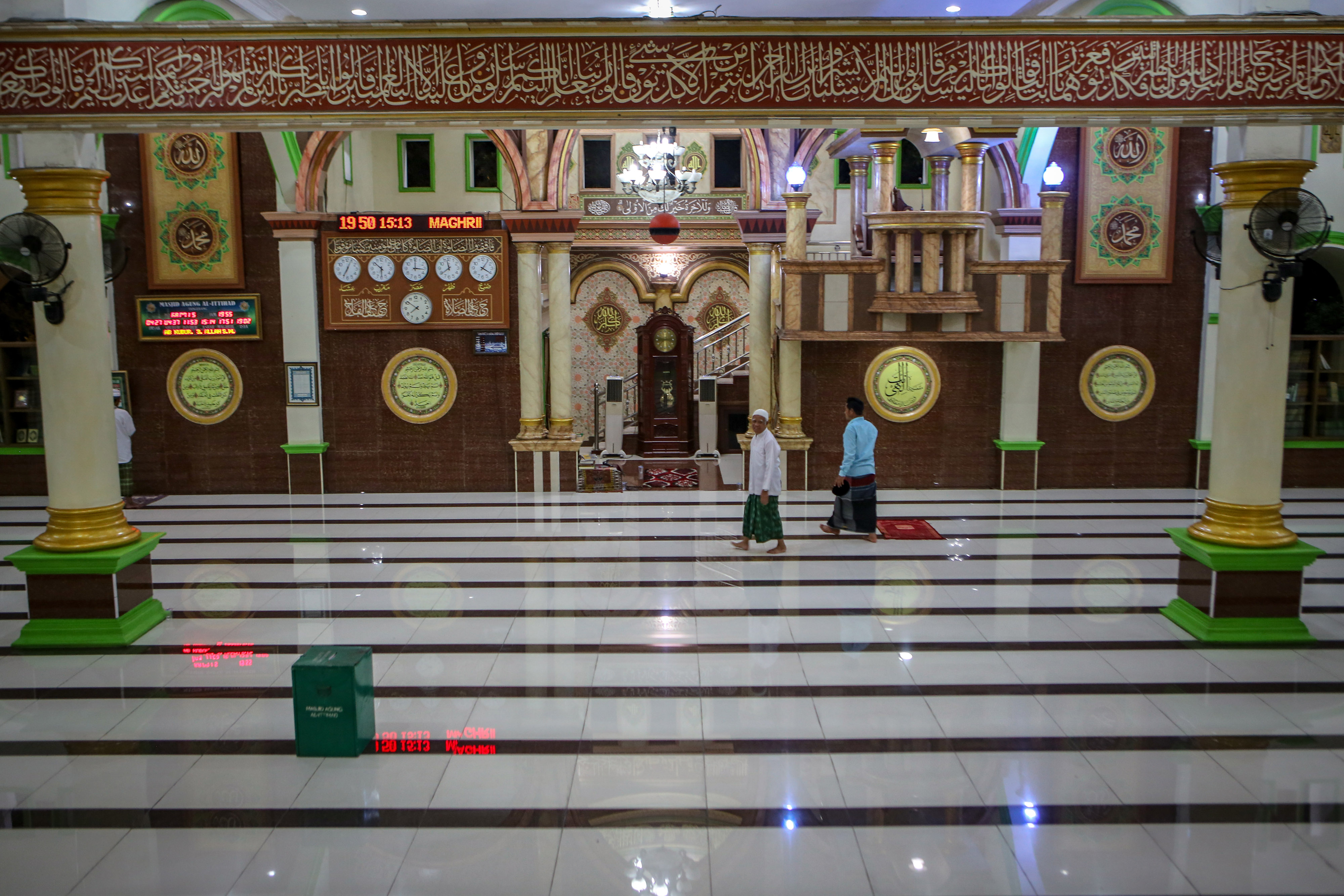  Menteri Agama Fachrul Razi mengimbau umat muslim di Indonesia untuk melaksanakan salat tarawih dan Idul Fitri di rumah saja.