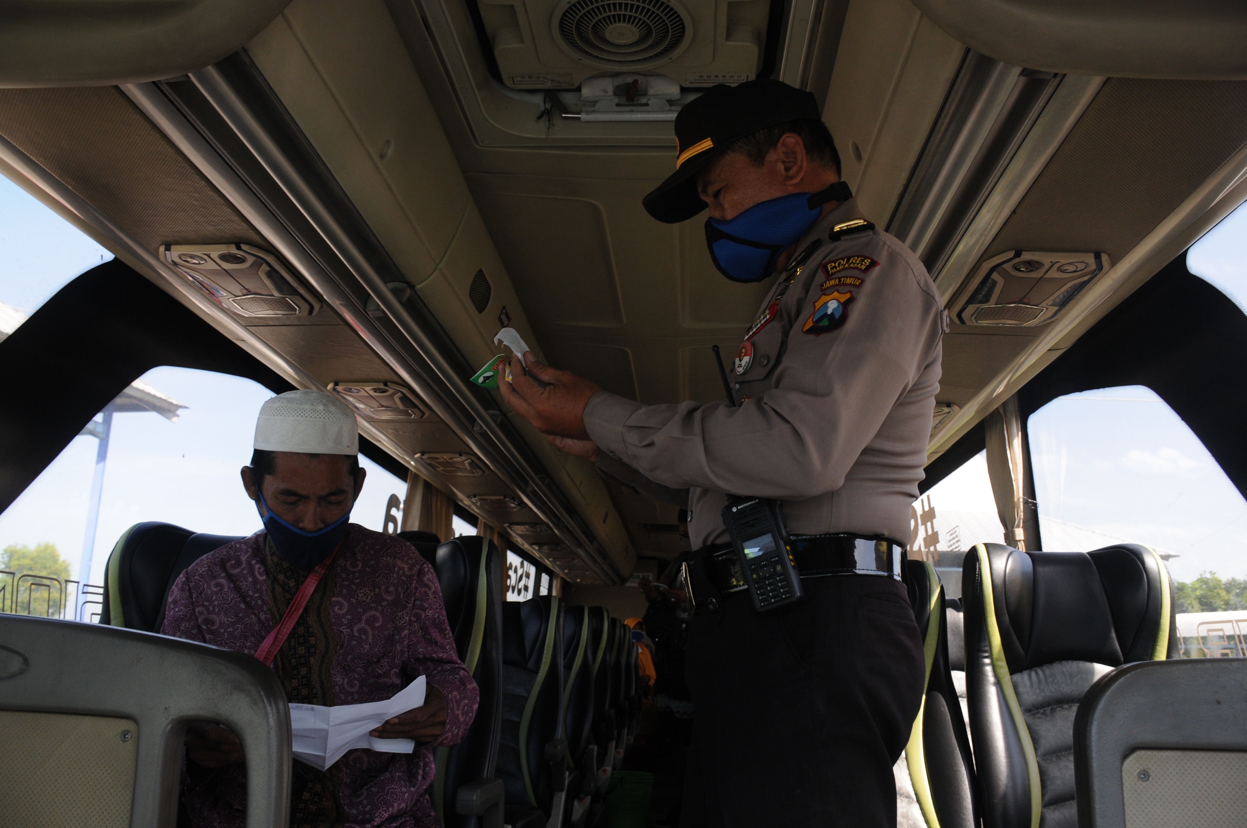  Polisi memeriksa kelengkapan dokumen pemudik di pos pemeriksaan Terminal Kargo, Pamekasan, Jawa Timur, Jumat (15/5). 