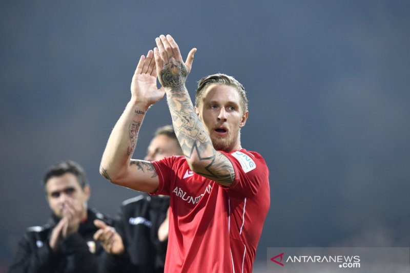 Penyerang Union Berlin Sebastian Polter memberi salam kepada para penggemar setelah pertandingan Liga Jerman.