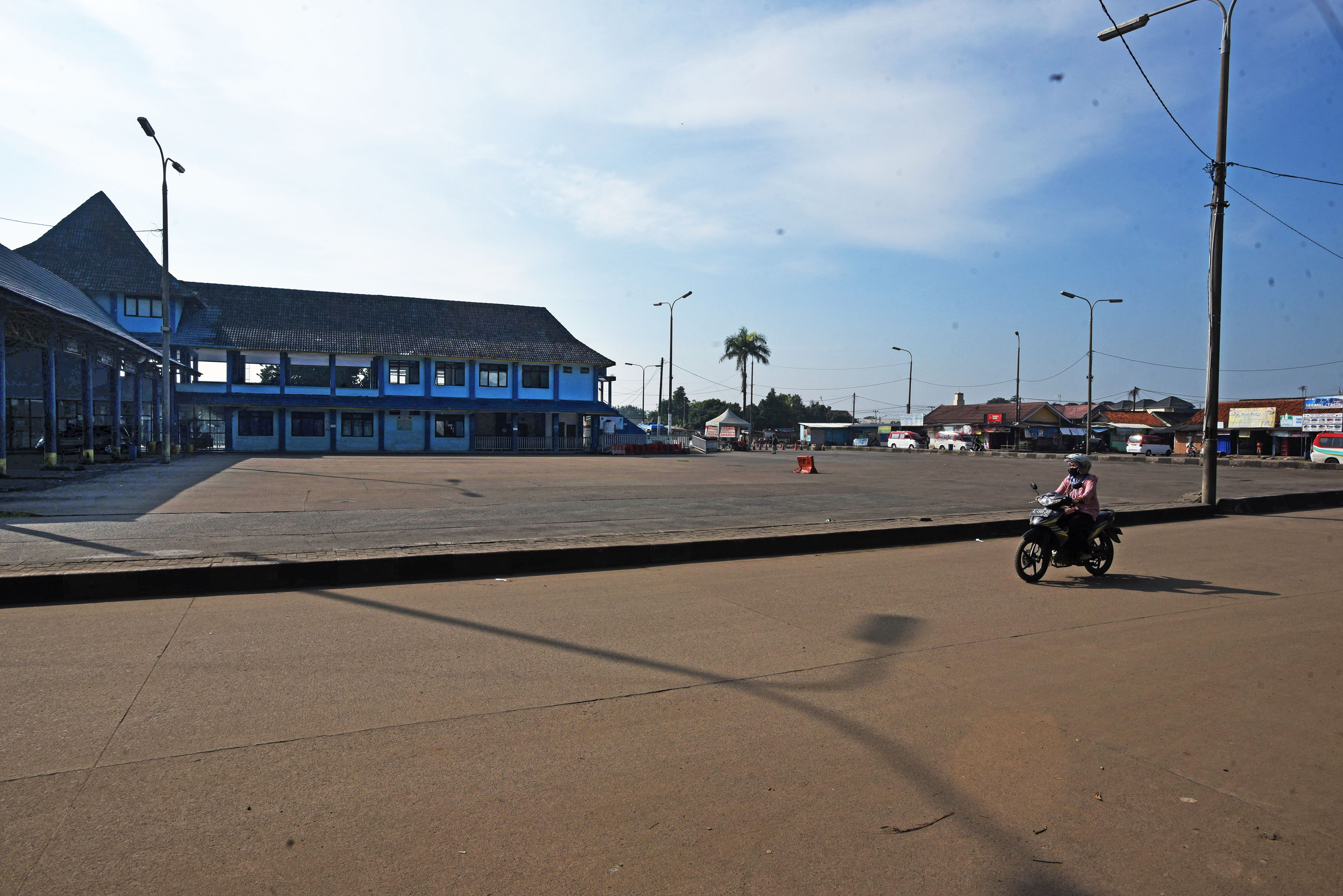 Pengendara sepeda motor melintas di depan Terminal Bus antarkota Pakupatan, di Serang, Banten, Kamis (7/5).