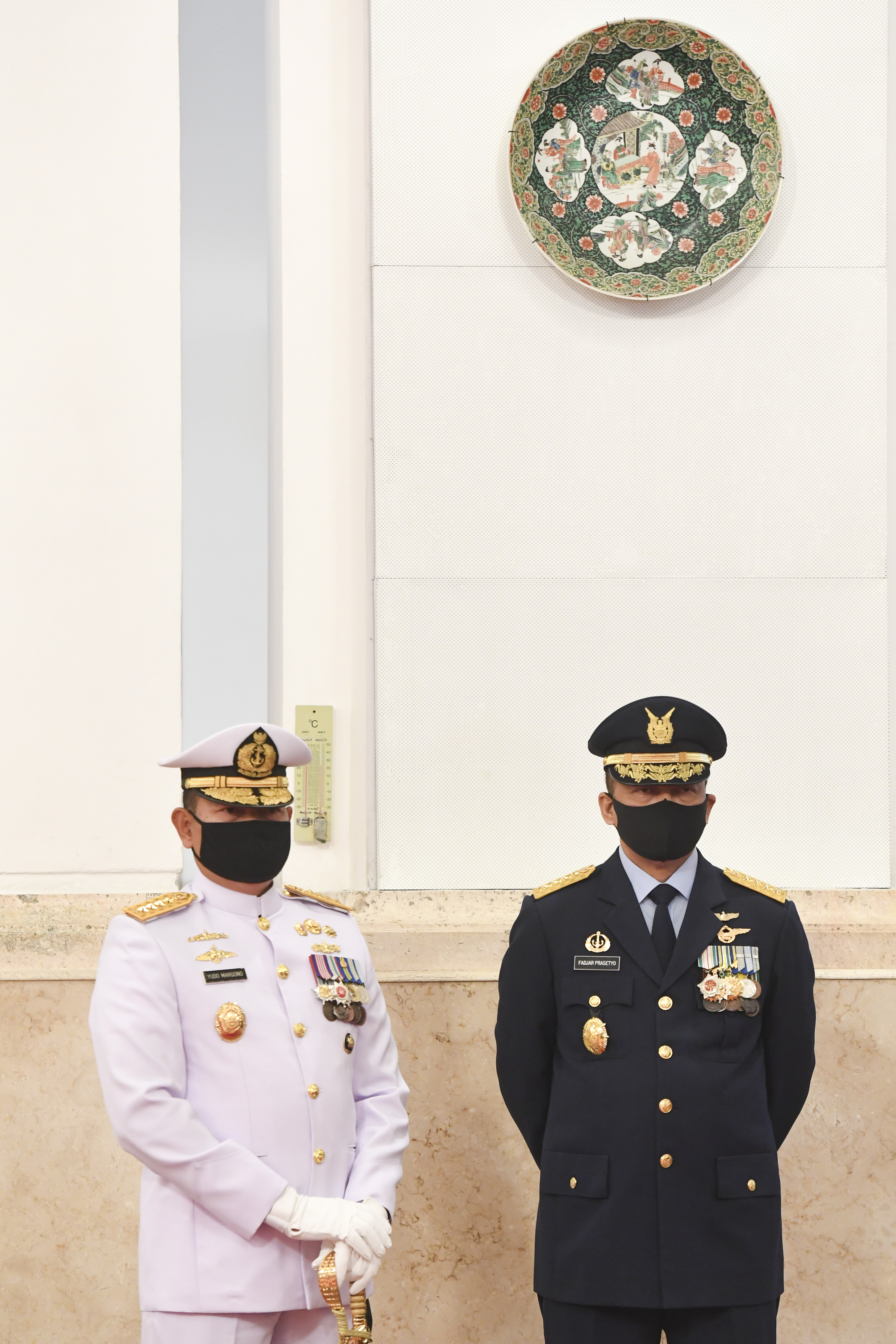 Laksamana TNI Yudo Margono (kiri) dan Marsekal TNI Fadjar Prasetyo bersiap mengikuti upacara pelantikan di Istana Negara, Jakarta.