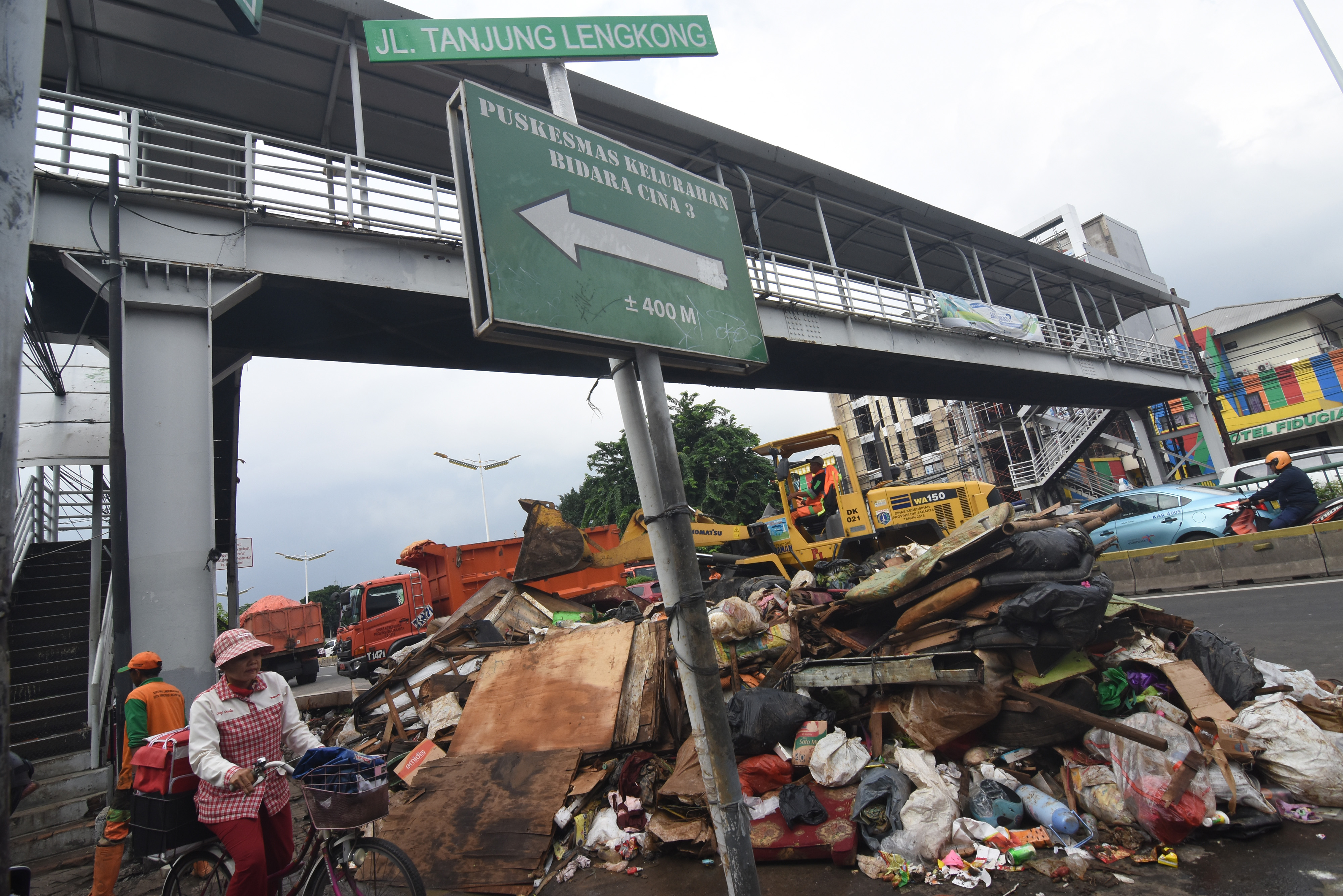 Petugas mengumpulkan sampah sisa banjir di kawasan Bidara Cina, Jakarta, awal 2020.