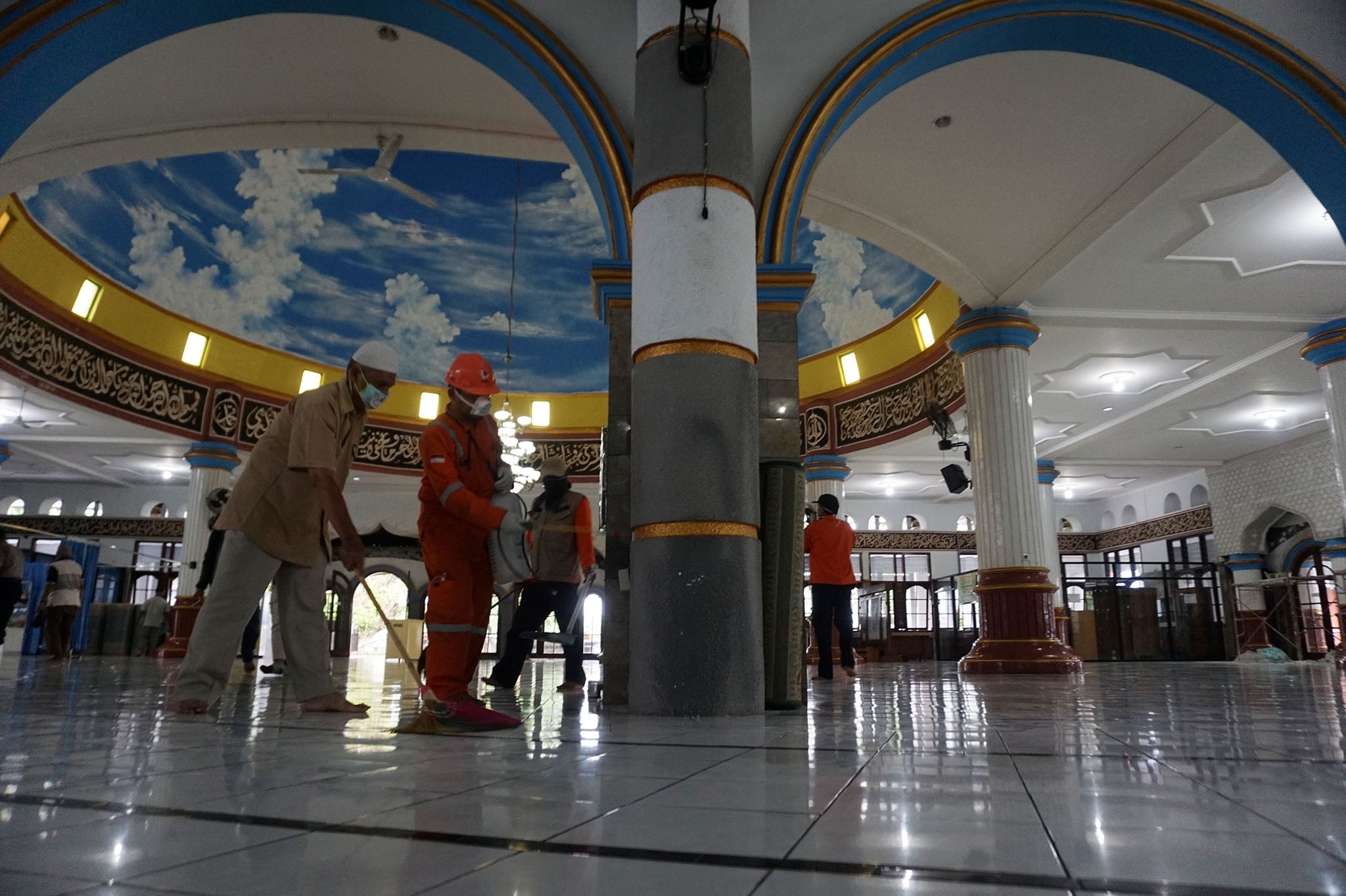 Petugas BPBD Banyumas, Jawa Tengah, menyemprot disinfektan di Masjid Agung Baitussalam, Purwokerto, Rabu (18/3).