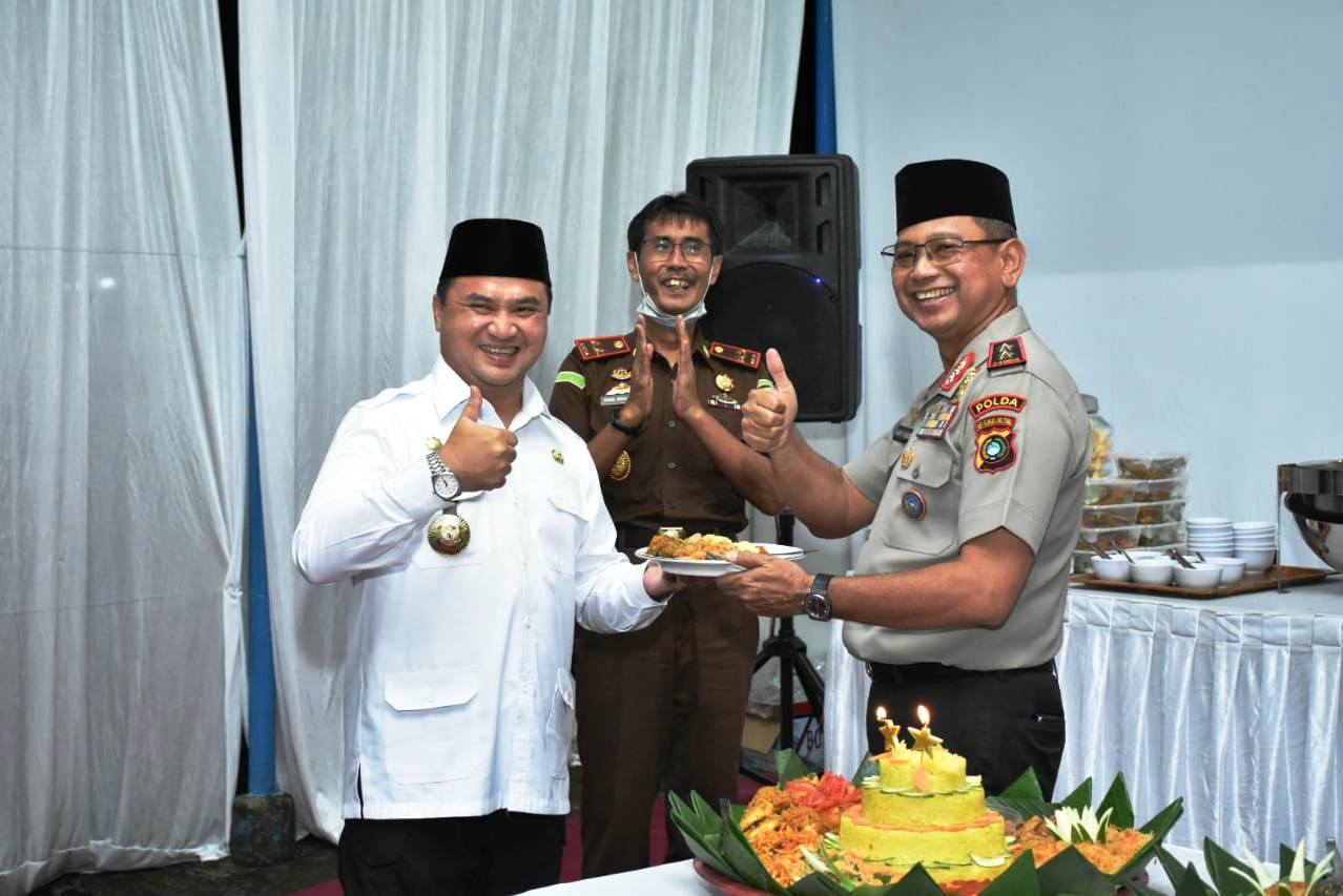 Gubernur Babel Erzaldi (kiri) mengucapkan selamat atas kenaikan pangkat Kapolda Babel Irjen Anang Syarif Hidayat (kanan). 