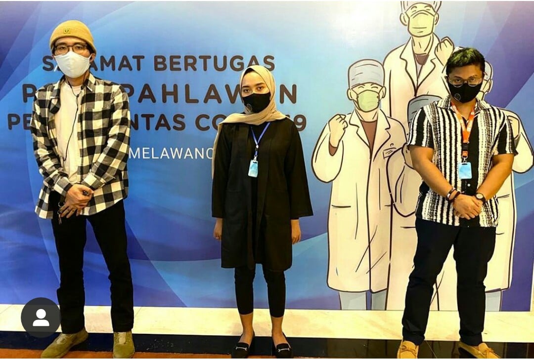 Youtuber Indira Khalista (tengah) bersama suami Gustaf Ode (kanan) didampingi dr Tirta. Mereka menyatakan siap menjadi relawan covid-19